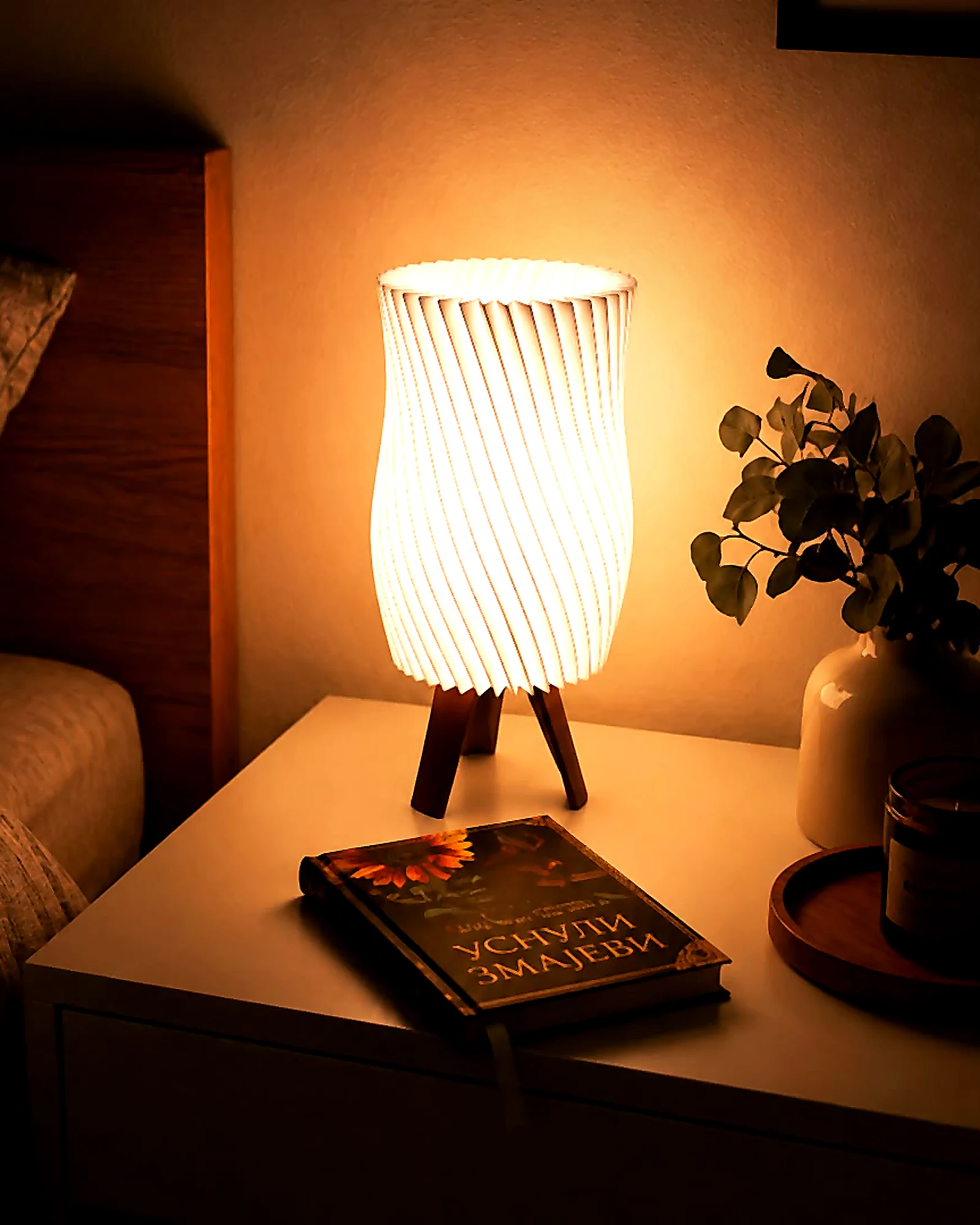 Topla bela 3D lampa na noćnom stočiću