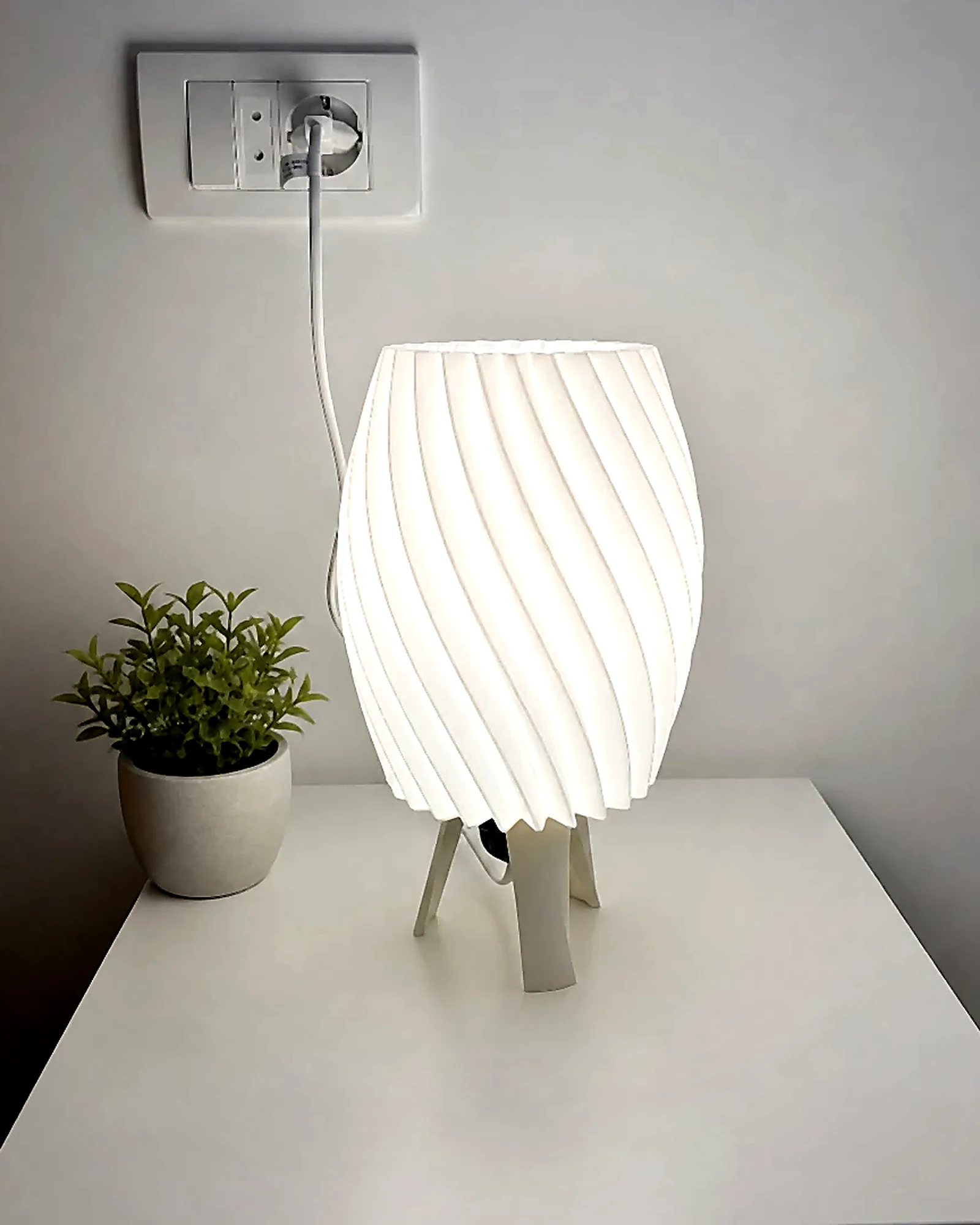 Bela lampa sa belim nogicama