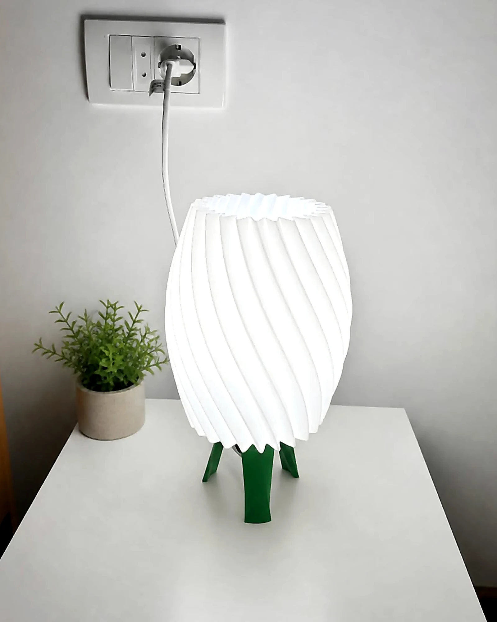 Bela lampa sa zelenim nogicama