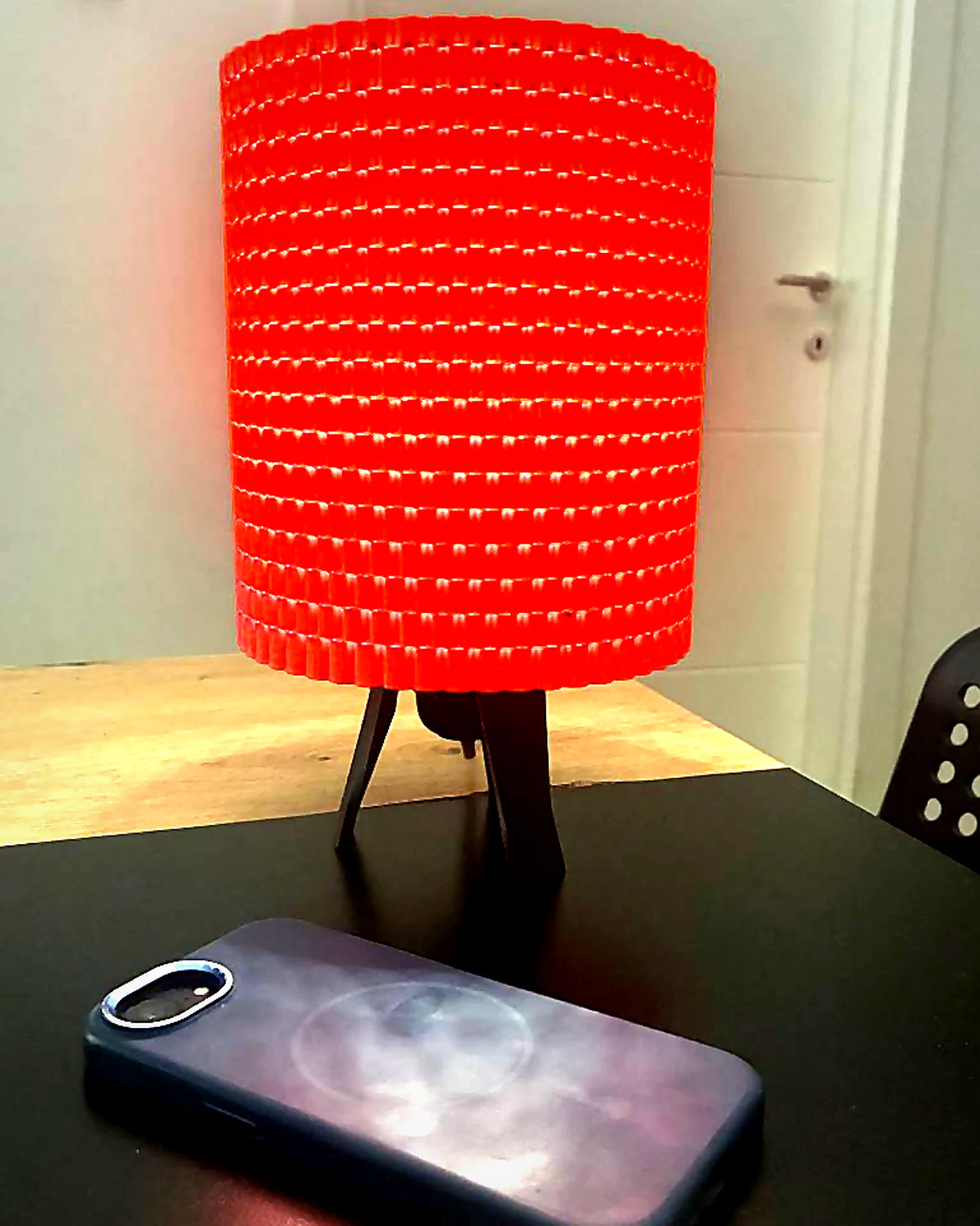 Crvena lampa na stolu