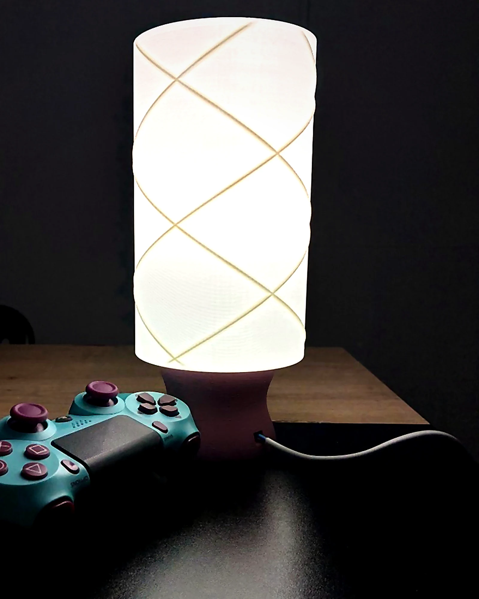 Visoka bela 3D lampa pored kontrolera