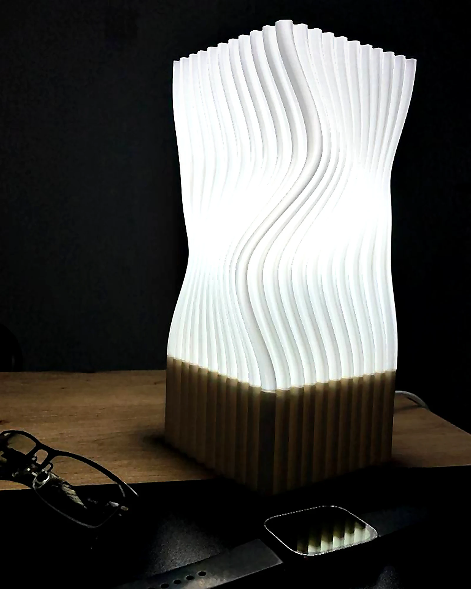 Bela talasasta lampa na drvenoj podlozi