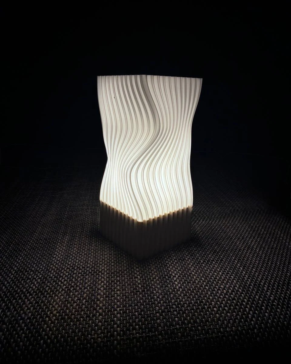 Luma Élan bela 3D lampa sa talasastom teksturom i toplim svetlom