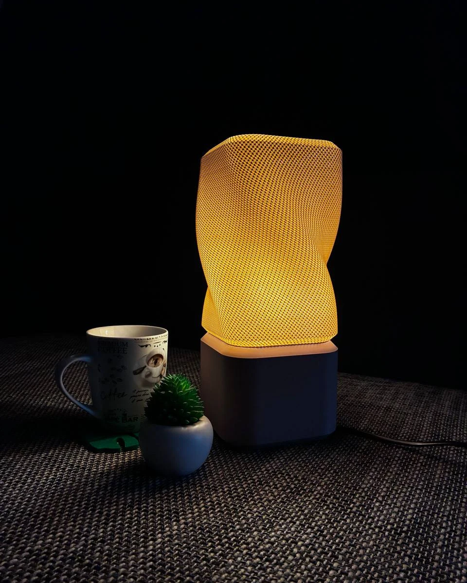 Dekorativna stona lampa Luma Pietra sa skulpturalnim 3D štampanim abažurom.