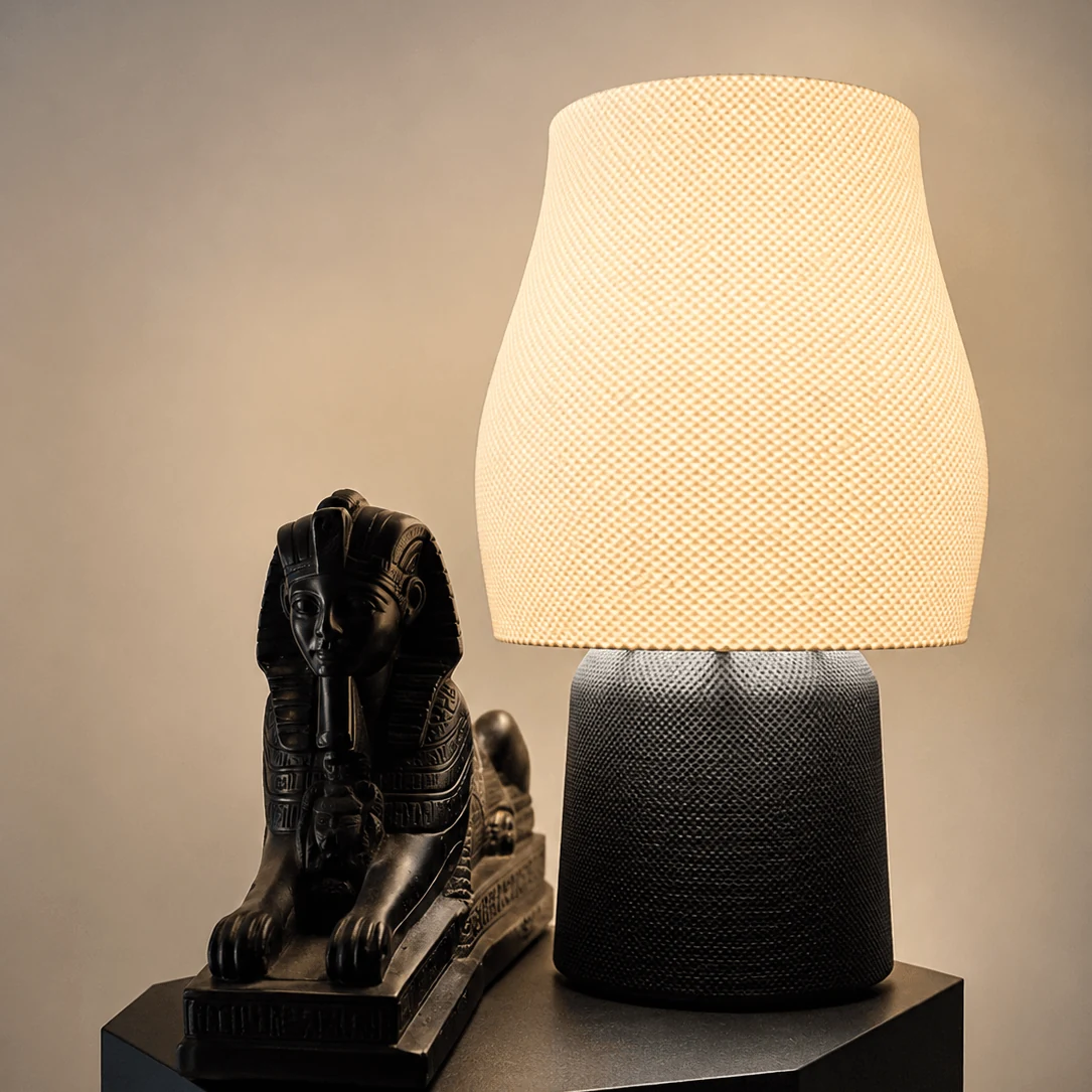 Luma Aurea 3D lampa sa toplim zlatnim svetlom i crnom bazom