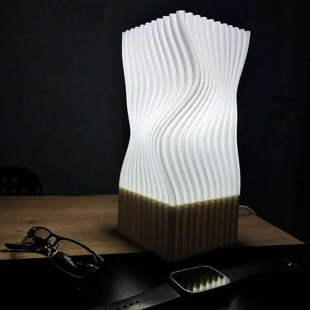Luma Élan bela 3D lampa sa talasastom teksturom i toplim svetlom