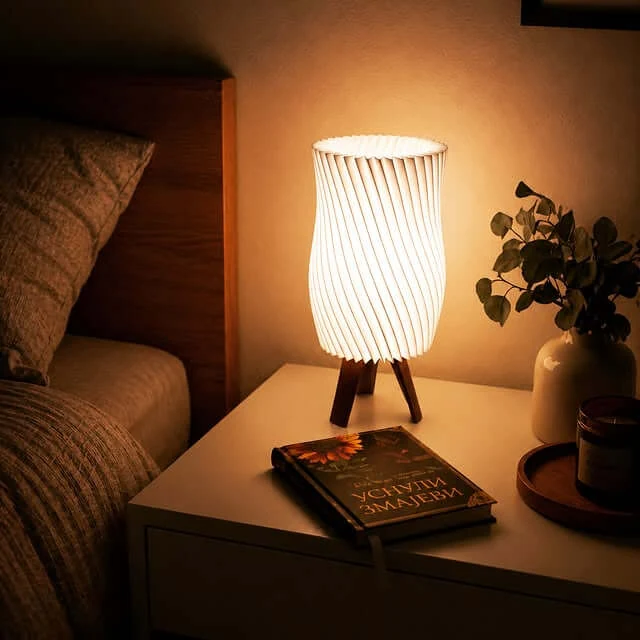 Luma Flow bela 3D lampa na noćnom stočiću sa toplim ambijentalnim svetlom