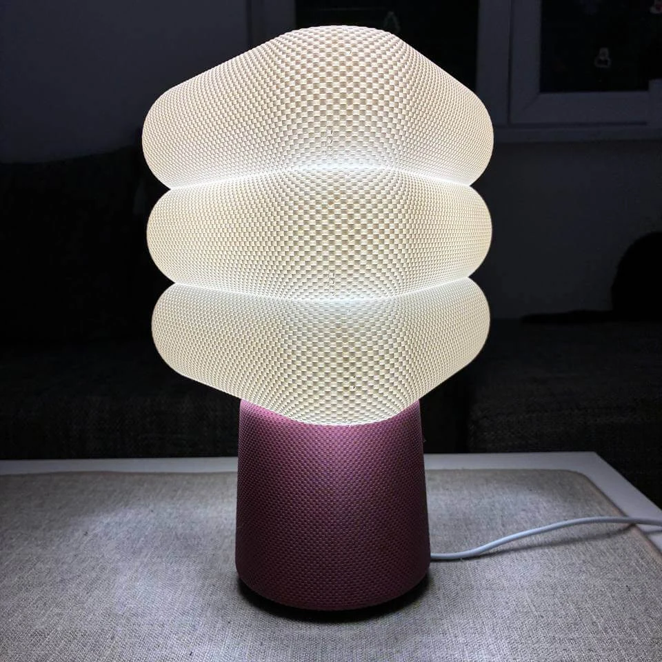 Luma Mirage bela 3D lampa sa slojevitom teksturom i ljubičastim postoljem